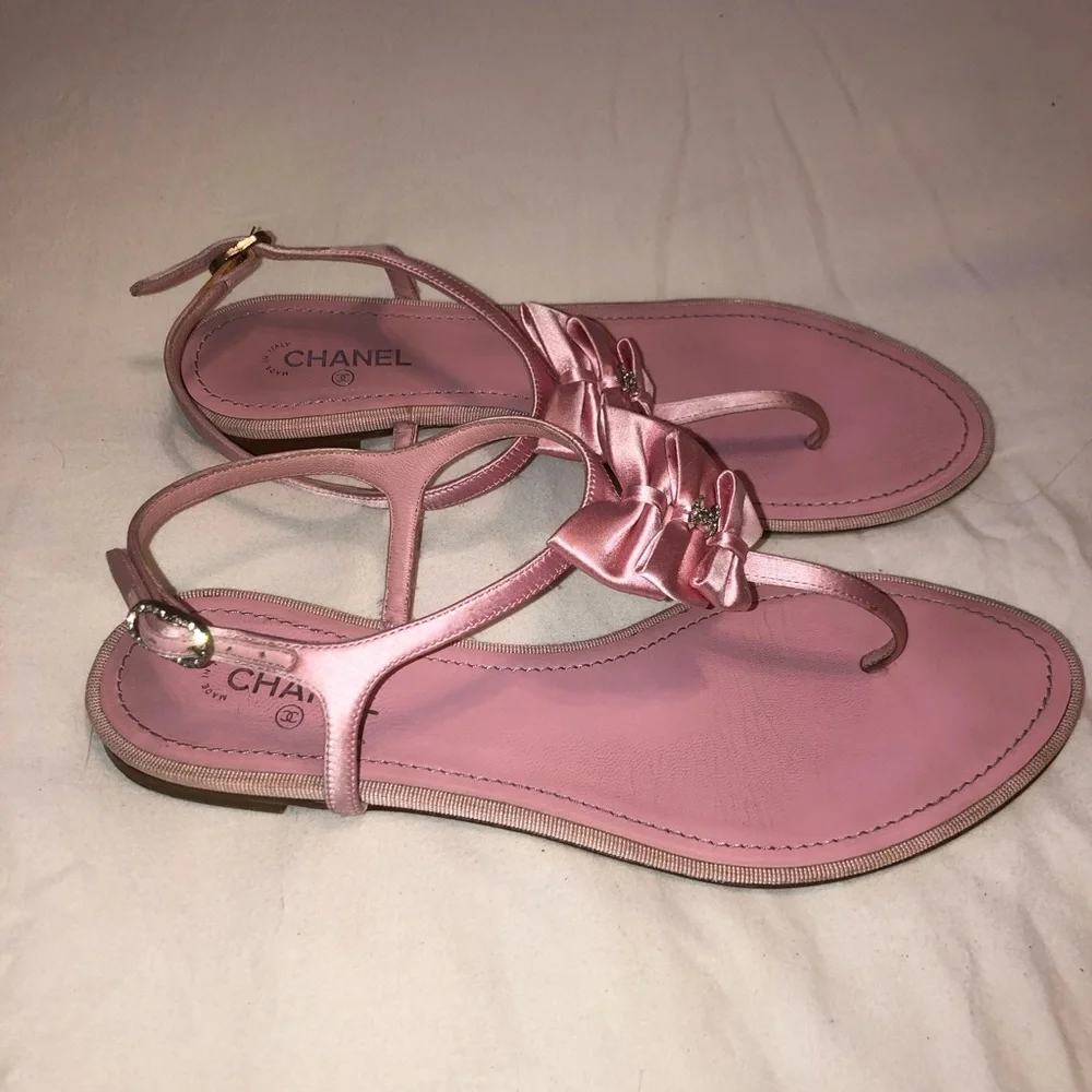 CHANEL step out